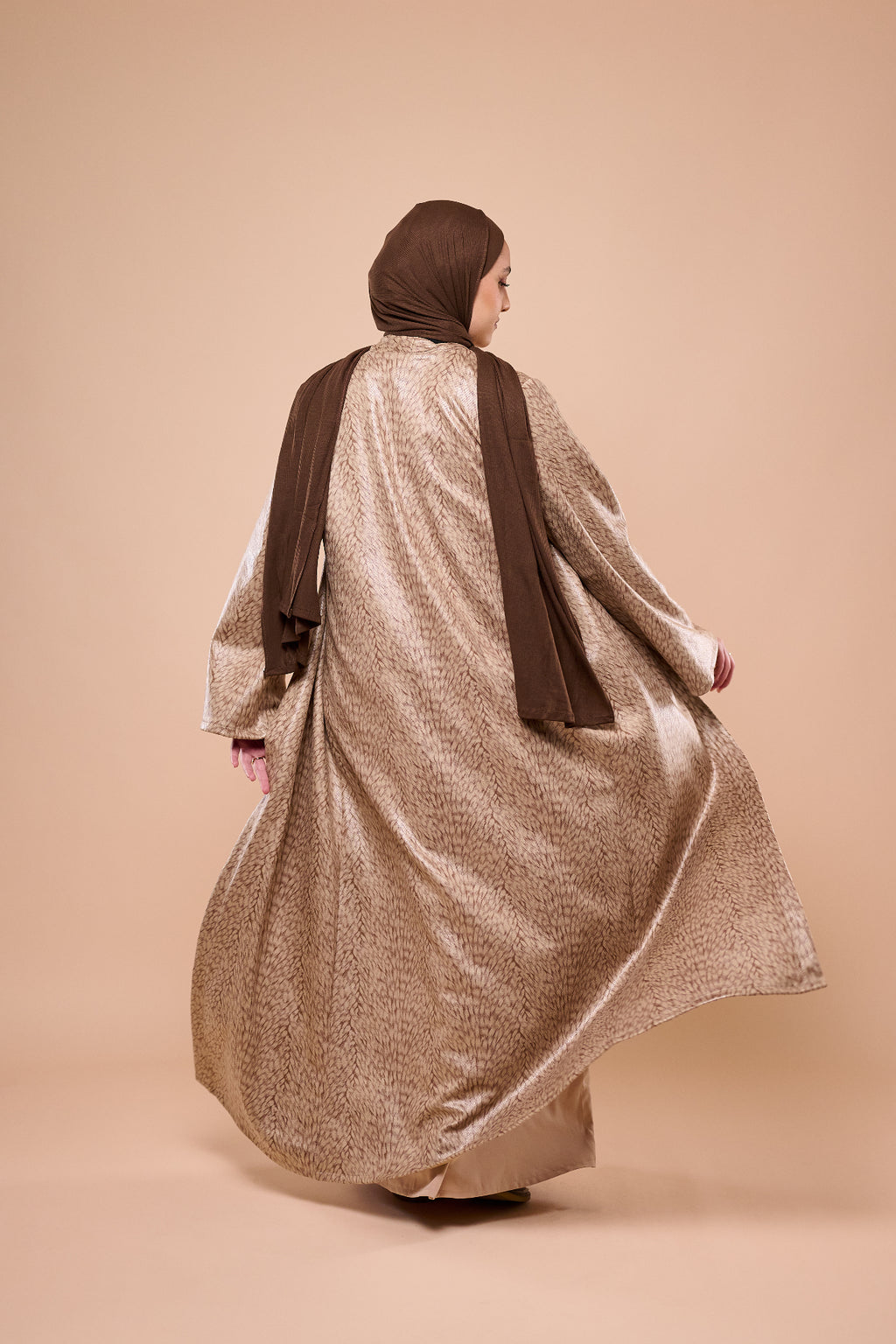 Feather Grain Two-Piece Abaya movement shot