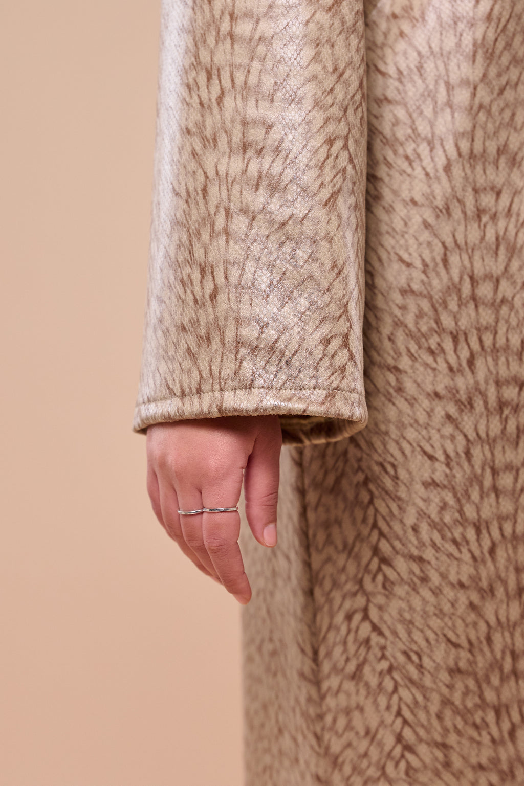 Feather Grain Two-Piece Abaya sleeve detail