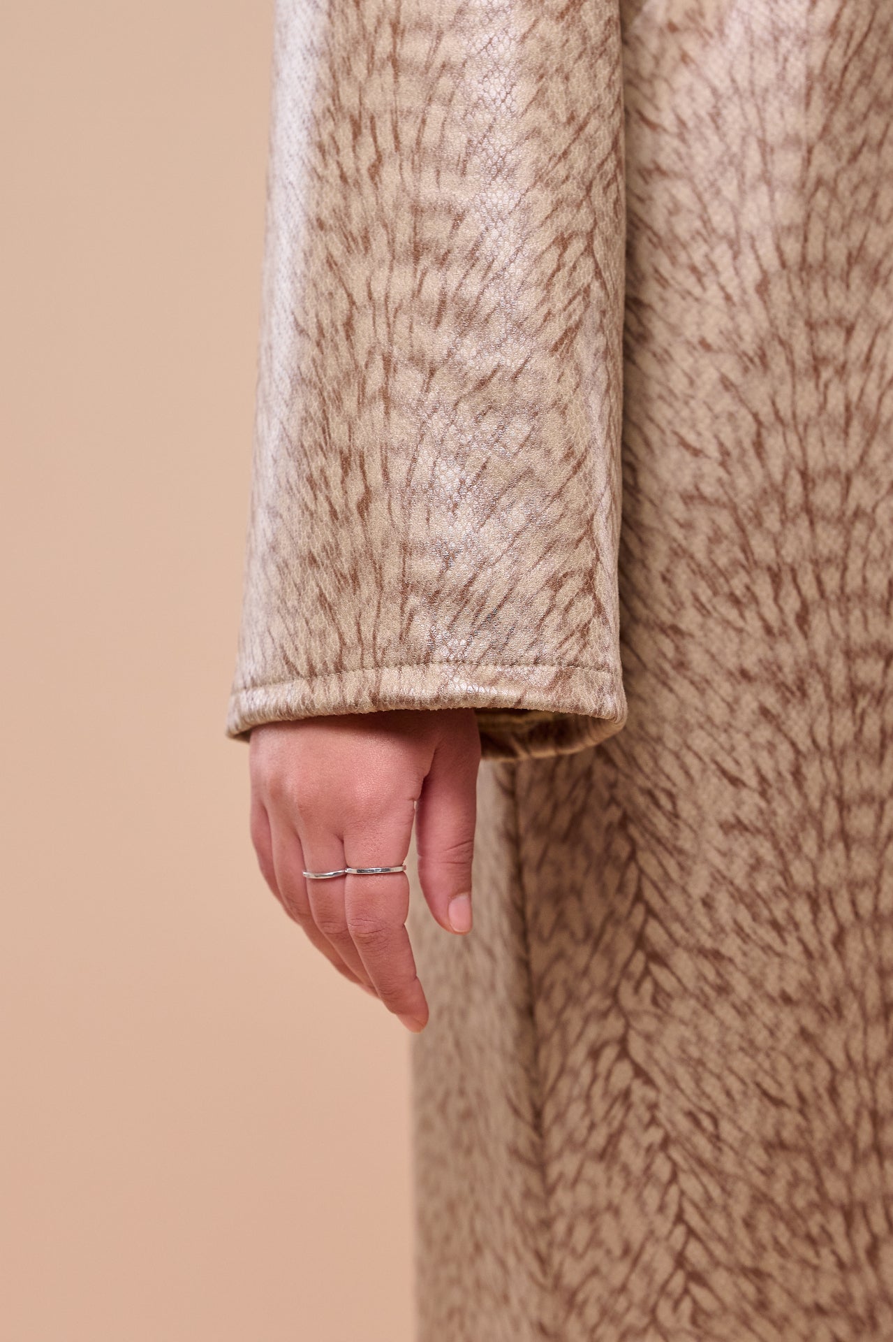 Feather Grain Two-Piece Abaya sleeve detail